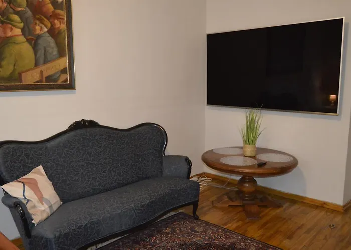 Unique Spacious Classic 3 Bedroom Midtown Apartment ! Billiard Room !