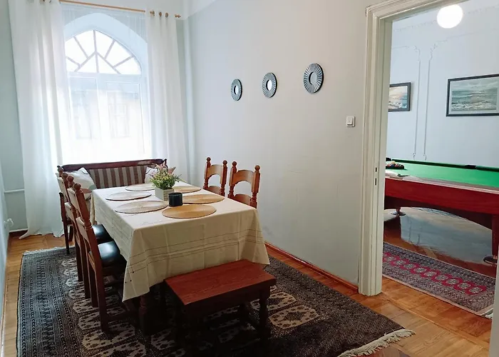 Unique Spacious Classic 3 Bedroom Midtown Apartment ! Billiard Room !