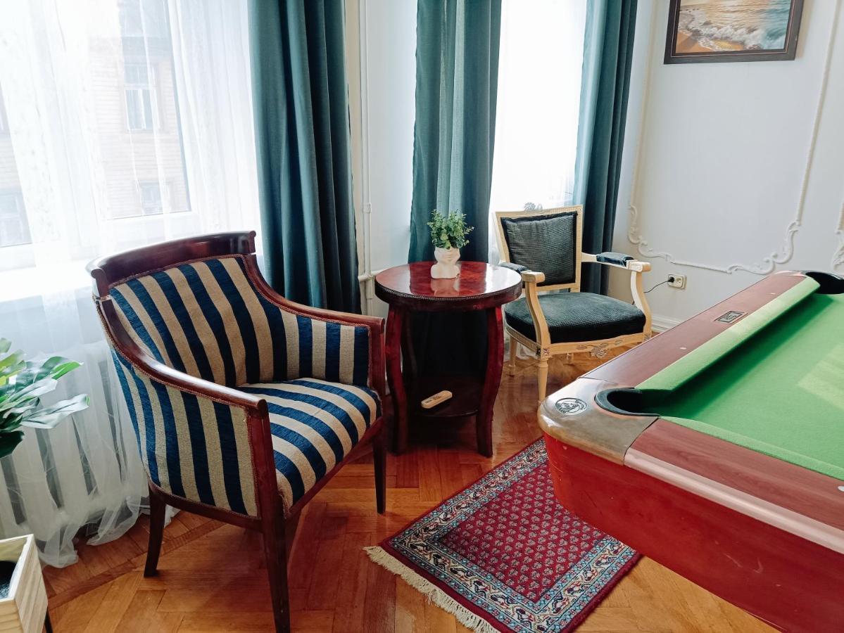 Unique Spacious Classic 3 Bedroom Midtown ! Billiard ! Апартаменты Рига