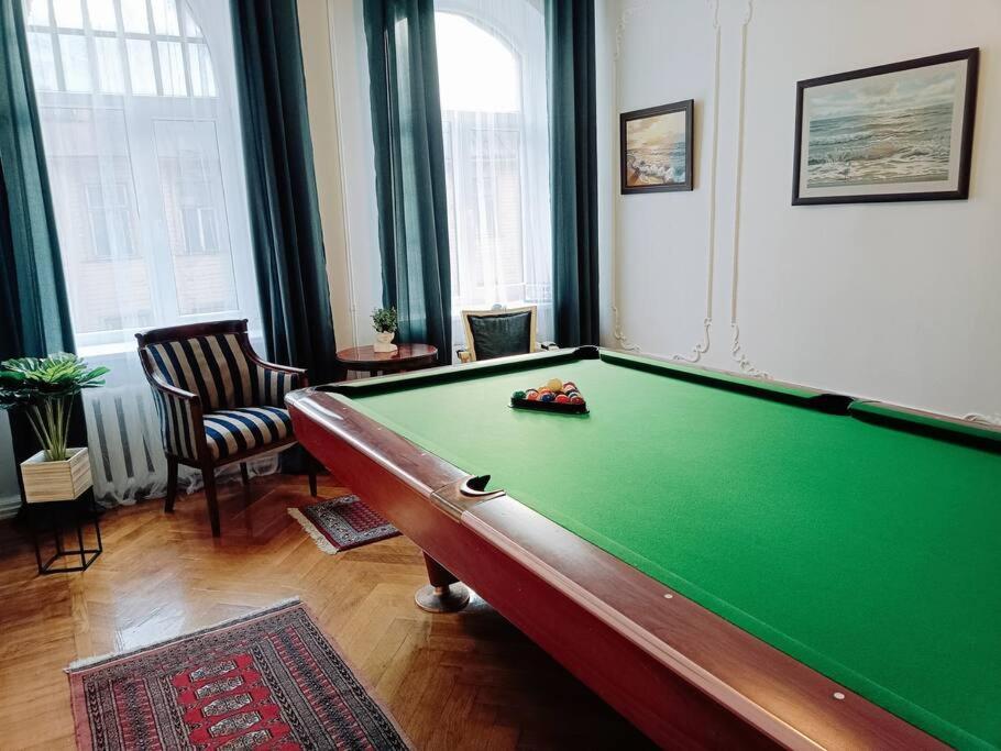 Апартаменты Unique Spacious Classic 3 Bedroom Midtown ! Billiard ! Рига