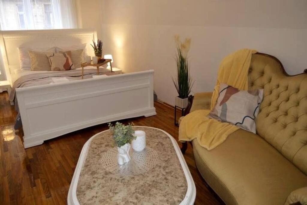 Unique Spacious Classic 3 Bedroom Midtown ! Billiard ! Апартаменты