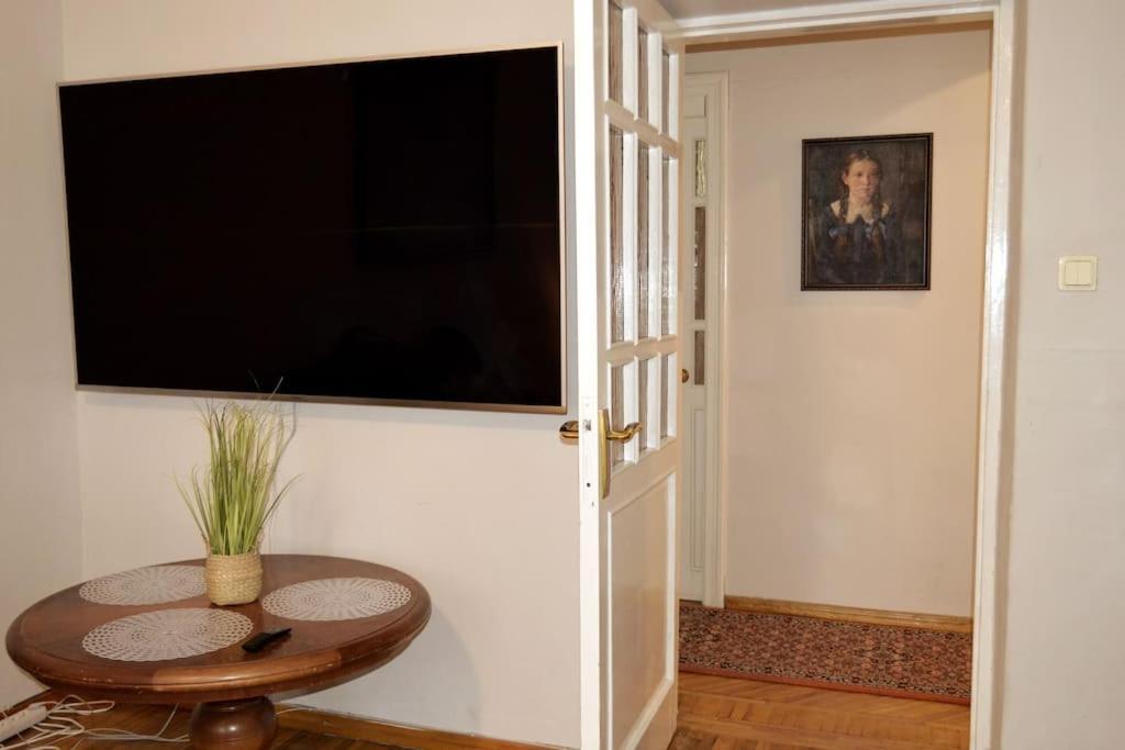 Unique Spacious Classic 3 Bedroom Midtown ! Billiard ! Апартаменты Рига
