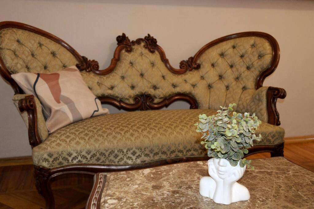Unique Spacious Classic 3 Bedroom Midtown ! Billiard ! Апартаменты