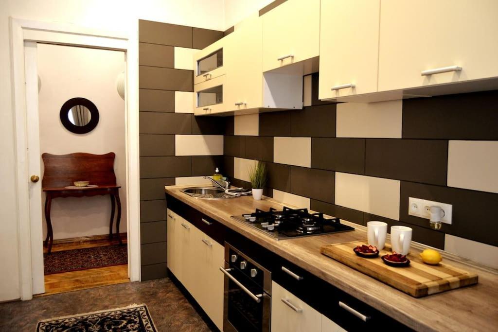 Unique Spacious Classic 3 Bedroom Midtown ! Billiard ! Апартаменты Рига