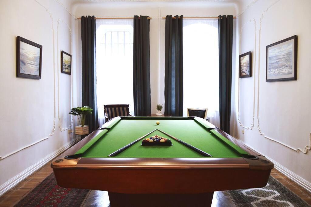 Unique Spacious Classic 3 Bedroom Midtown ! Billiard ! Рига