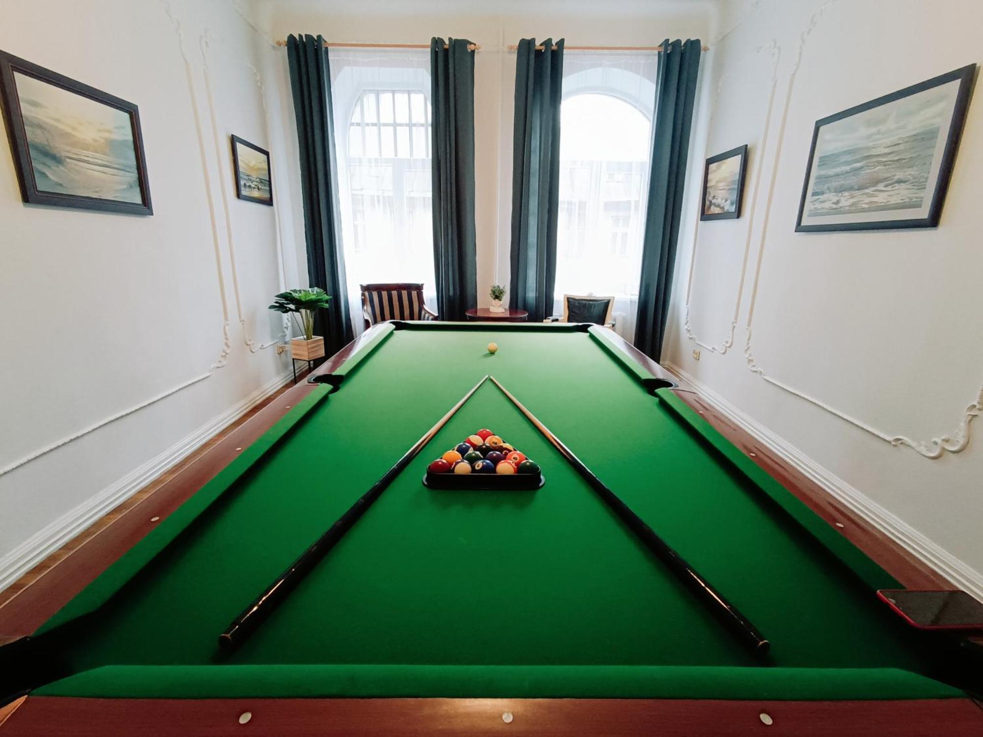 Unique Spacious Classic 3 Bedroom Midtown ! Billiard ! Рига