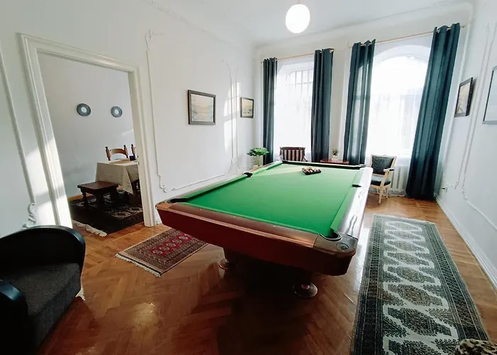 Unique Spacious Classic 3 Bedroom Midtown Apartment ! Billiard Room !