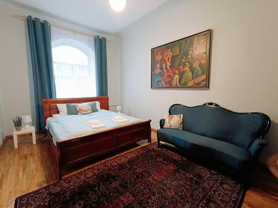 Unique Spacious Classic 3 Bedroom Midtown ! Billiard ! Leilighet