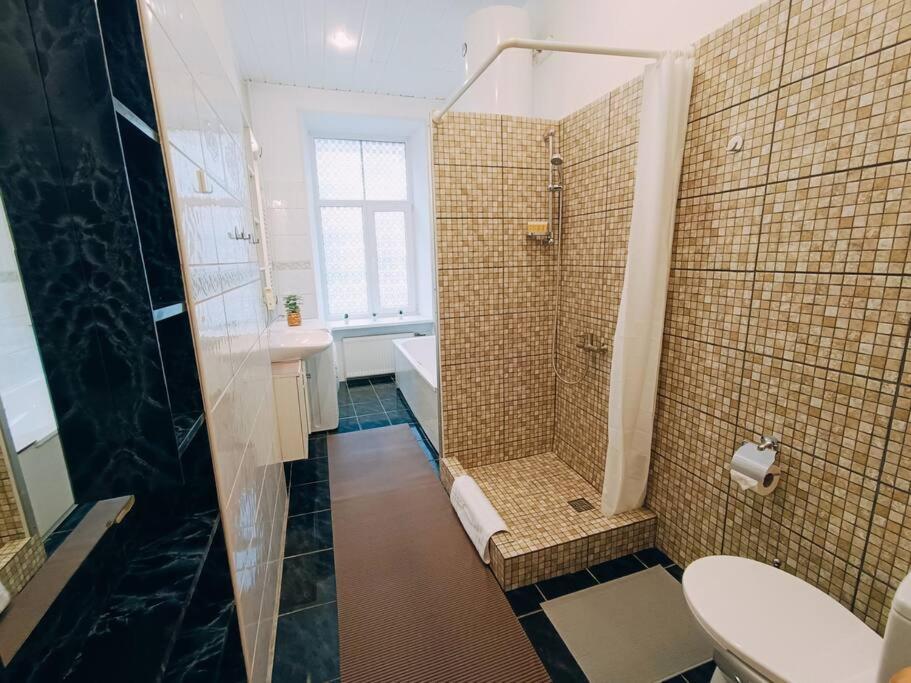 Unique Spacious Classic 3 Bedroom Midtown ! Billiard ! Leilighet
