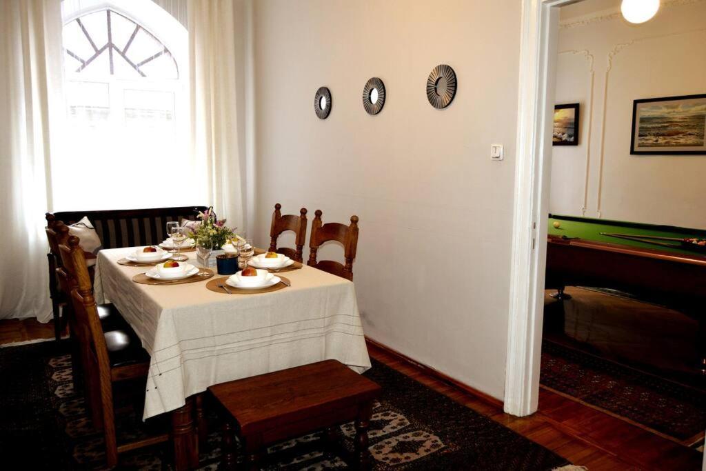 Unique Spacious Classic 3 Bedroom Midtown ! Billiard ! Leilighet Riga