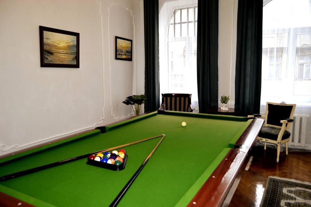 Unique Spacious Classic 3 Bedroom Midtown ! Billiard ! Leilighet Riga