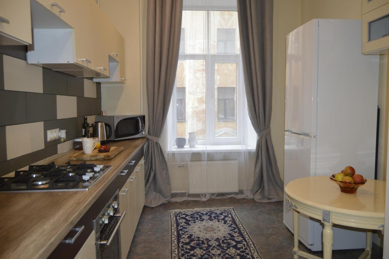 Unique Spacious Classic 3 Bedroom Midtown ! Billiard ! Leilighet